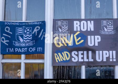 Southend-on-Sea, Regno Unito. 22 aprile 2021. Striscioni di protesta mostrati al Southend-on-Sea che fanno riferimento al Southend United FC. Uno striscione celebra il viaggio del club a Wembley, mentre l'altro chiede a Ron Martin di vendere. Entrambi presentano lo stemma del club e riflettono l'attivismo dei tifosi. Penelope Barritt/Alamy Live News Foto Stock