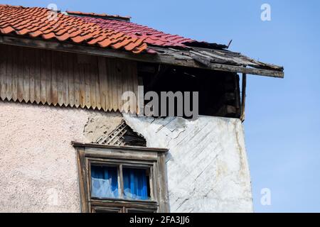 vecchia casa in rovina contro il cielo blu. Foto di alta qualità Foto Stock