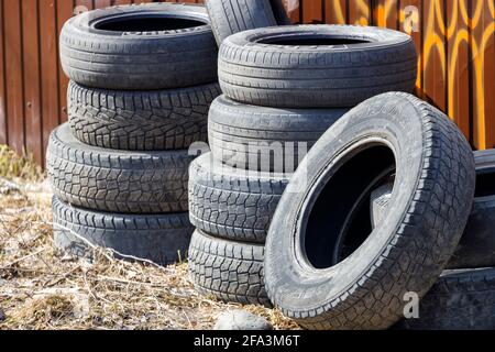 Russia. Vyborg. 03.03.2021 i vecchi pneumatici giacciono in un palo in una discarica. Foto di alta qualità Foto Stock