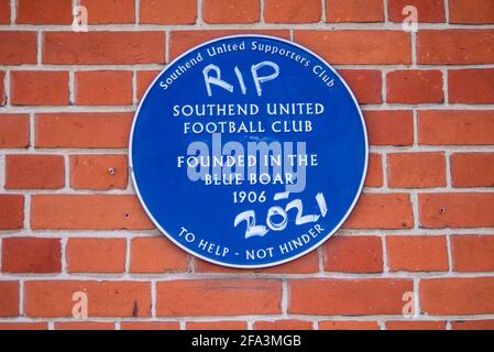 I graffiti di protesta al di fuori del pub Blue Boar contro Ron Martin presidente del Southend Utd football che stanno affrontando la relegazione. Placca blu vandalizzata Foto Stock