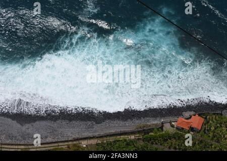 Faja dos Padres nell'isola di Madeira, una stretta piattaforma costiera ai piedi di alcune delle scogliere più alte d'Europa Foto Stock