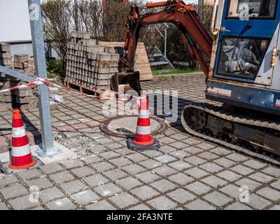 Costruzione di strade nel centro storico con escavatori Foto Stock
