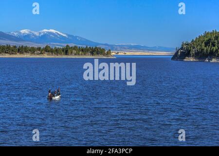 pesca sul canyon traghetto lago con il monte baldy in lontananza vicino a est helena, montana Foto Stock