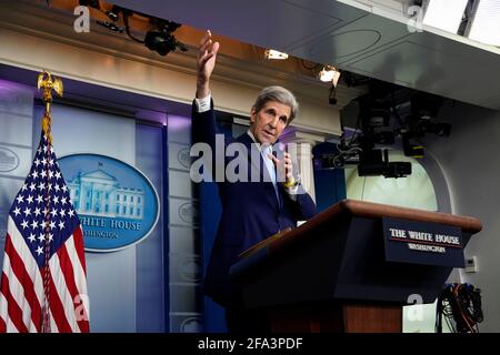 L'inviato presidenziale speciale per il clima John Kerry parla ad un briefing stampa nella stanza di Briefing di Brady Press della Casa Bianca a Washington, DC il 22 aprile 2021. Credito: Yuri Grippas/Pool via CNP /MediaPunch Foto Stock