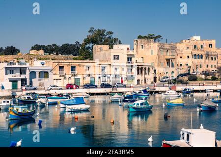 Barche di tutte le dimensioni nel porto di Birzebbuga, Malta Foto Stock