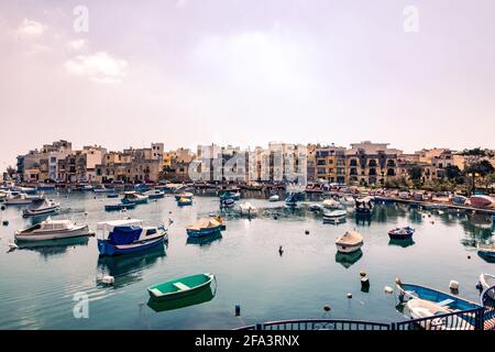 Barche di tutte le dimensioni nel porto di Birzebbuga, Malta Foto Stock