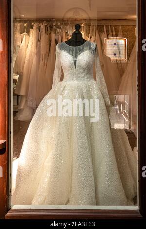 Abito da sposa coperto con paillettes in una vetrina di abbigliamento, Regno Unito Foto Stock