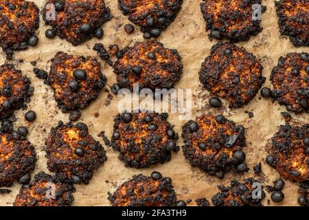 Vista dall'alto di biscotti o biscotti o focaccine di roccia fatti in casa bruciati Foto Stock