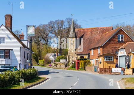 Newenden, il villaggio più piccolo del Kent, il pub White Hart e la chiesa di San Pietro, High Weald, aonb, kent, regno unito Foto Stock