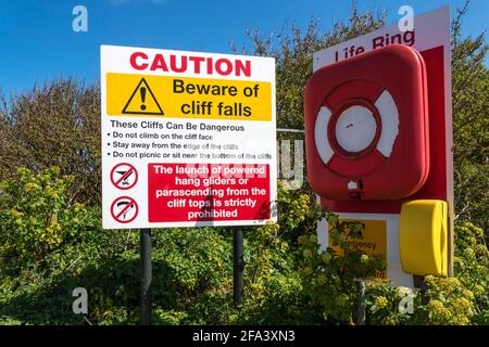 Un segno avverte delle cadute della scogliera & vieta il lancio di deltaplani motorizzati o parapendio dalla cima della scogliera a Old Hunstanton in Norfolk. Foto Stock