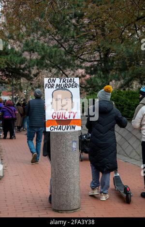 Minneapolis, Minnesota. La gente si riunisce al centro di governo per attendere il verdetto nel processo di Derek Chauvin per l'uccisione di George Floyd Foto Stock