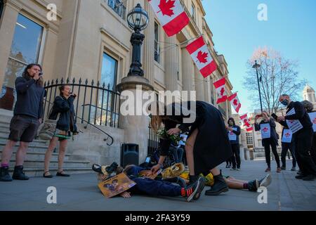 Londra, Regno Unito. 22 Apr 2021. Londra, Regno Unito. 21 aprile 2021. Estinzione le famiglie della ribellione si riuniscono di fronte alla High Commission del Canada per protestare contro la perforazione del Delta dell'Okavango per il petrolio da parte della società Recon. Credito: Joao Daniel Pereira. Credit: João Daniel Pereira/Alamy Live News Foto Stock