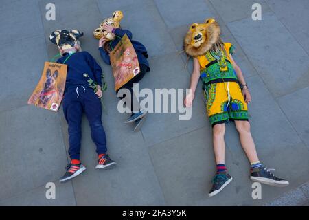 Londra, Regno Unito. 22 Apr 2021. Londra, Regno Unito. 21 aprile 2021. Estinzione le famiglie della ribellione si riuniscono di fronte alla High Commission del Canada per protestare contro la perforazione del Delta dell'Okavango per il petrolio da parte della società Recon. Credito: Joao Daniel Pereira. Credit: João Daniel Pereira/Alamy Live News Foto Stock