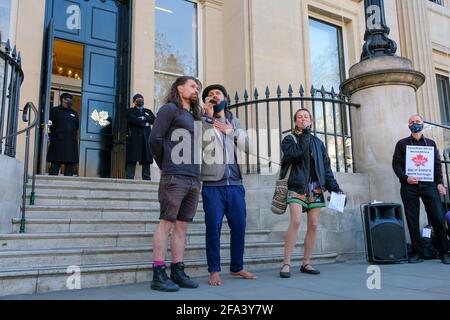 Londra, Regno Unito. 22 Apr 2021. Londra, Regno Unito. 21 aprile 2021. Estinzione le famiglie della ribellione si riuniscono di fronte alla High Commission del Canada per protestare contro la perforazione del Delta dell'Okavango per il petrolio da parte della società Recon. Credito: Joao Daniel Pereira. Credit: João Daniel Pereira/Alamy Live News Foto Stock