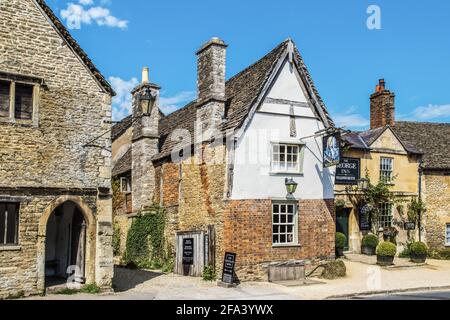 Luglio 25 2019 Lacock UK - Via scena e vicolo Nel villaggio di Cotswold di Lacock dove scene da Downton Abbey Sono stati girati - il George Inn- Wadworth Foto Stock