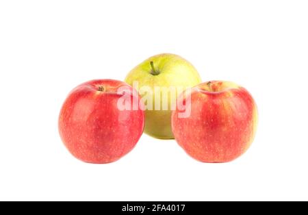 Due mele rosse mature e una verde isolate su sfondo bianco. Spazio di copia. Foto Stock
