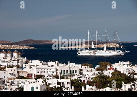 Nave da crociera a quattro alberi ormeggiata nel porto di Mykonos, Grecia Foto Stock