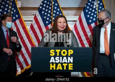 Il senatore degli Stati Uniti Tammy Duckworth (democratico dell'Illinois) offre osservazioni durante una conferenza stampa a seguito dell'approvazione del Senato della COVID-19 Hate Crimes Act presso il Campidoglio degli Stati Uniti a Washington, DC, giovedì, aprile, 22, 2021. Credit: Rod Lamb/CNP | usage worldwide Foto Stock