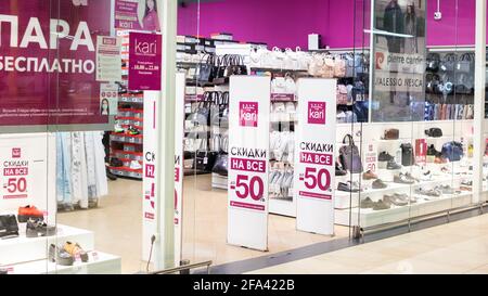 BIELORUSSIA, NOVOPOLOTSK - 17 APRILE 2021: Cartello per la vendita di calzature Kari Foto Stock