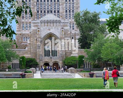 New Haven, CT - 25 giugno 2015: Questo alto edificio in pietra in stile gotico è la biblioteca principale del campus dell'Università di Yale. Foto Stock