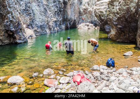 SOMOTO, NICARAGUA - 24 APRILE 2016: Gruppo di turisti nel canyon di Somoto Foto Stock