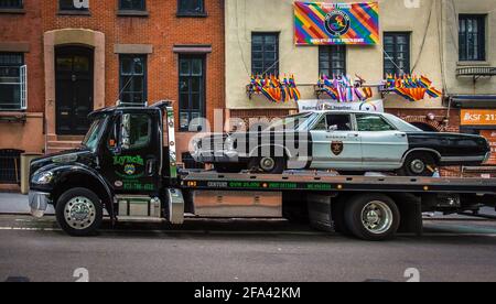 New York City, USA, maggio 2019, vista di una vecchia macchina della polizia che viene trasportata su un camion da traino dallo Stonewall Inn una taverna nel Greenwich Village Foto Stock