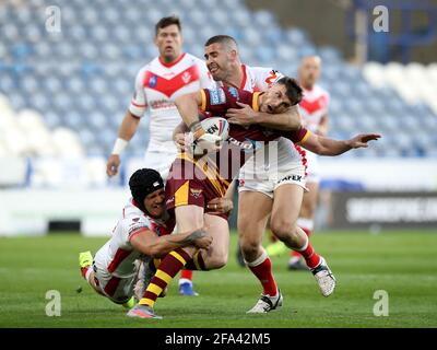 Huddersfield Giants' Lee Gaskell (al centro) affrontato da Joel Thompson di St Helens (a sinistra) e Sione Mataa'utia (a destra) durante la partita della Betfred Super League allo stadio di John Smith, Huddersfield. Data immagine: Giovedì 22 aprile 2021. Foto Stock