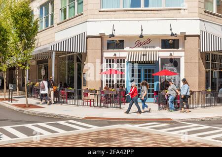 ASHEVILLE, North Carolina, USA-11 APRILE 2021: Il Bistro francese dell'ISA, in un angolo del centro, con persone sedute ai tavoli all'aperto, e altri a piedi. Foto Stock