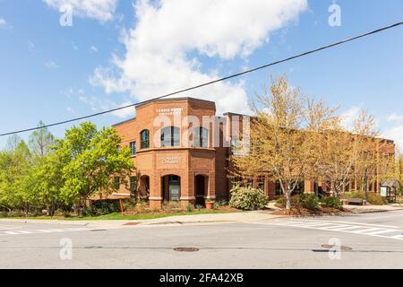 ASHEVILLE, NC, USA-11 APRILE 2021: La filiale Asheville di Hickory, Università Lenoir-Rhyne con sede a NC. Edificio contrassegnato come 'la Camera di Asheville'. Sole Foto Stock