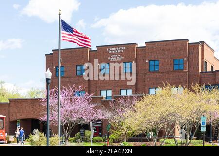 ASHEVILLE, NC, USA-11 APRILE 2021: La filiale Asheville di Hickory, Università Lenoir-Rhyne con sede a NC. Retro dell'edificio contrassegnato come 'Centro per laureati Foto Stock