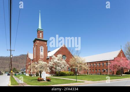 ERWIN, TN, USA-11 APRILE 2021: La Centenaria Chiesa Metodista unita, in un colorato giorno di primavera, cielo blu. Foto Stock