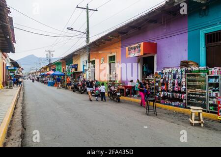 GRANADA, NICARAGUA - Aprile 28, 2016: Vista di bancarelle del mercato in un colorato street in Granada, Nicaragua Foto Stock