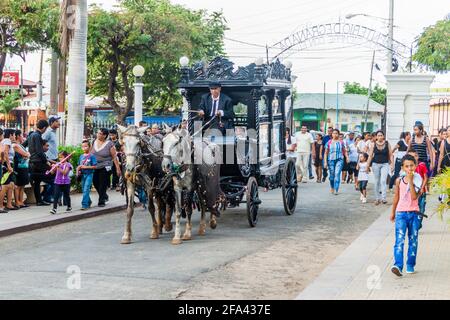 GRANADA, NICARAGUA - 28 APRILE 2016: Processione funeraria in un cimitero di Granada, Nicaragua Foto Stock