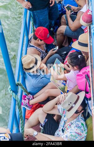 RIVAS, NICARAGUA - 1 MAGGIO 2016: Passeggeri a bordo del traghetto che Guevara Lago Cocibolca Nicaragua per l'isola di Ometepe, Nicaragua Foto Stock