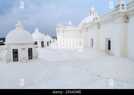 Tetto imbiancato di una cattedrale di Leon, Nicaragua Foto Stock