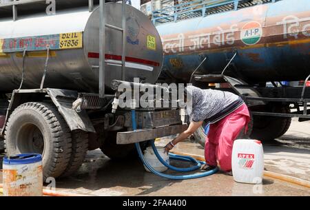 Nuova Delhi, India. 22 Apr 2021. Una donna ha visto il recupero di acqua potabile durante il weekend di blocco. Il paese sta affrontando la seconda ondata di coronavirus. L'India ha registrato 314,835 nuovi casi di Covid-19, i più alti mai in un conteggio di un solo giorno e 2,104 morti e 178,841 recuperi nelle ultime 24 ore, come da aggiornamento da parte del Ministero della Salute indiano. Credit: SOPA Images Limited/Alamy Live News Foto Stock