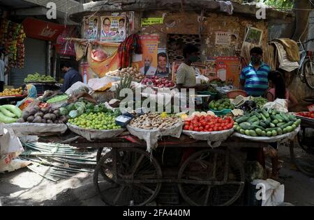 Nuova Delhi, India. 22 Apr 2021. Un fornitore di strada attende i clienti in un mercato di strada durante il blocco del fine settimana. Il paese sta affrontando la seconda ondata di coronavirus. L'India ha registrato 314,835 nuovi casi di Covid-19, i più alti mai in un conteggio di un solo giorno e 2,104 morti e 178,841 recuperi nelle ultime 24 ore, come da aggiornamento da parte del Ministero della Salute indiano. Credit: SOPA Images Limited/Alamy Live News Foto Stock