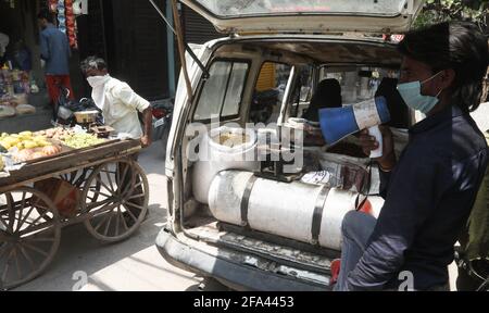 Nuova Delhi, India. 22 Apr 2021. Un fornitore di strada attende i clienti durante il blocco del fine settimana. Il paese sta affrontando la seconda ondata di coronavirus. L'India ha registrato 314,835 nuovi casi di Covid-19, i più alti mai in un conteggio di un solo giorno e 2,104 morti e 178,841 recuperi nelle ultime 24 ore, come da aggiornamento da parte del Ministero della Salute indiano. (Foto di Naveen Sharma/SOPA Images/Sipa USA) Credit: Sipa USA/Alamy Live News Foto Stock