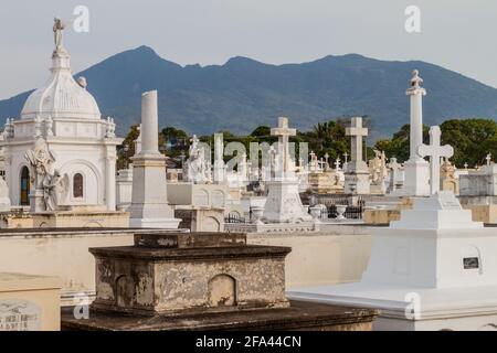 GRANADA, NICARAGUA - 28 APRILE 2016: Tombe in un cimitero di Granada, Nicaragua. Vulcano Mombacho sullo sfondo. Foto Stock