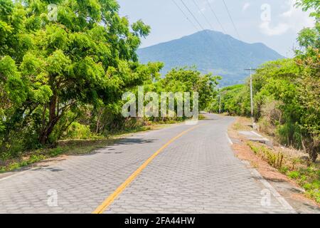 Road e vulcano Maderas sull'isola di Ometepe, Nicaragua Foto Stock