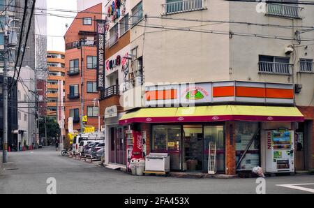 Osaka, Giappone - Ottobre 30 2020: Vista diurna di un vecchio minimarket in una tranquilla area del centro di Osaka Foto Stock