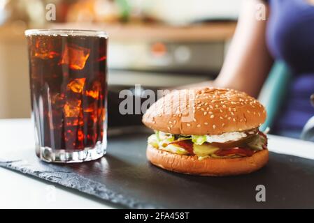 Hamburger rustico fatto a mano e cola sul tavolo. Foto Stock