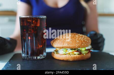 Hamburger rustico fatto a mano e cola sul tavolo. Foto Stock