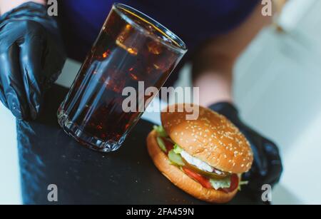 Hamburger rustico fatto a mano e cola sul tavolo. Foto Stock