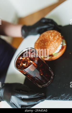 Hamburger rustico fatto a mano e cola sul tavolo. Foto Stock