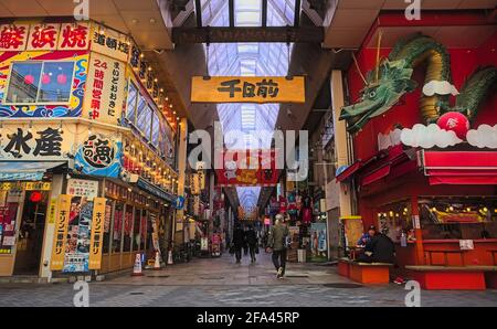 Osaka, Giappone - 5 novembre 2020: Si affaccia su una delle strade coperte dello shopping dell'area di Sennichimae nel centro di Osaka, con vivaci cartelli e pe Foto Stock