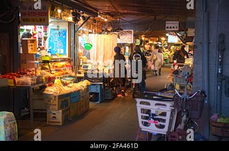 Osaka, Giappone - 5 Novembre 2020: I pedoni camminano lungo una stretta strada dello shopping nell'area di Tsuruhashi di Osaka Foto Stock