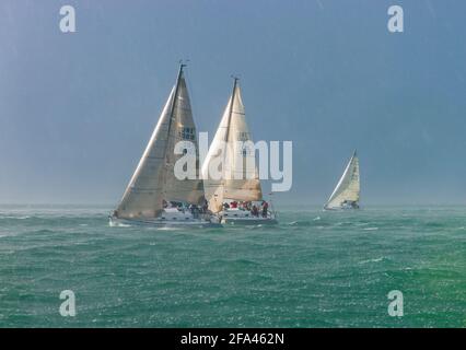 yacht che corre sotto la pioggia Foto Stock