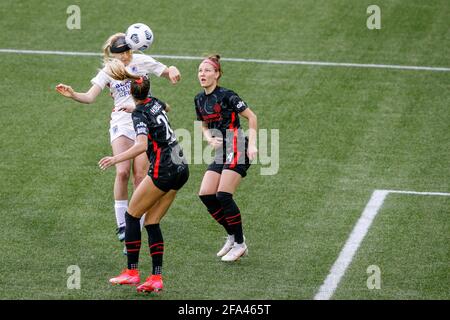 Portland, Stati Uniti. 21 Apr 2021. Le spine Kelli Hubbli (20) va per un header. Il Portland Thorns FC ha battuto l'OL Reign 2-0 di Tacoma al Providence Park di Portland, Oregon, il 21 aprile 2021, che invia le spine alle finali della Challenge Cup a casa l'8 maggio. (Foto di John Rudoff/Sipa USA) Credit: Sipa USA/Alamy Live News Foto Stock