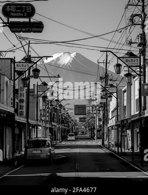 Immagine monocromatica del Monte Fuji da una strada della città di Fujiyoshida in una mattinata limpida Foto Stock